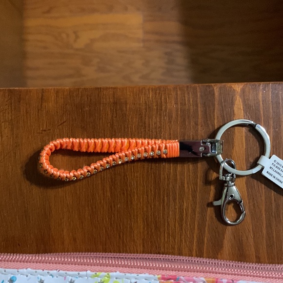 IM❤️Accessories- Sparkly Doughnut Make Up Bag with Keychain - Picture 6 of 7